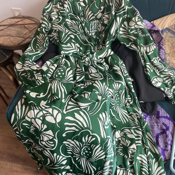 Loose-fitting XS French silk shirt dress with belt. - Picture 2 of 2